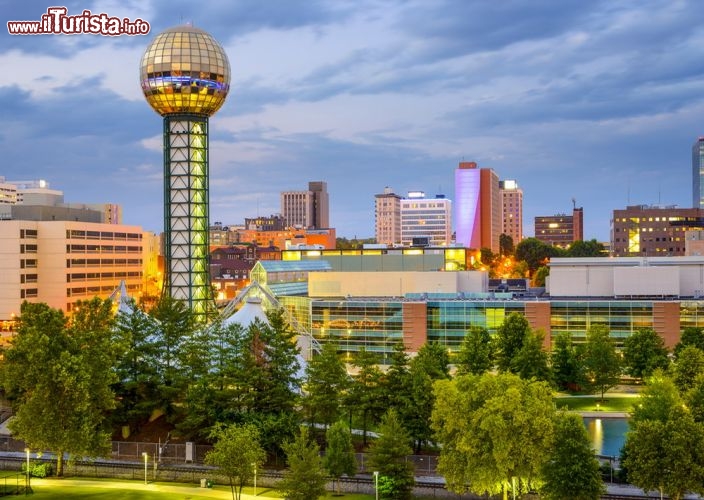 Sunsphere, Knoxville, Expo 1982 - Nel 1982, viene presentata al mondo Sunsphere, simbolo dalla Fiera universale di Knoxville nel Tennessee. Creata per simboleggiare il sole, rimpicciolito negli 86,5 piedi di diametro della sfera rispetto alle 865.000 miglia reali, Sunspfhere pesa 600 tonnellate. Al suo interno è presente un ristorante. La sfera è collocata vicino all'Università del Tennesse, nel parco pubblico che ha sostituito il sito della fiera accanto al centro congressi di Knoxville  - © Sean Pavone / Shutterstock.com