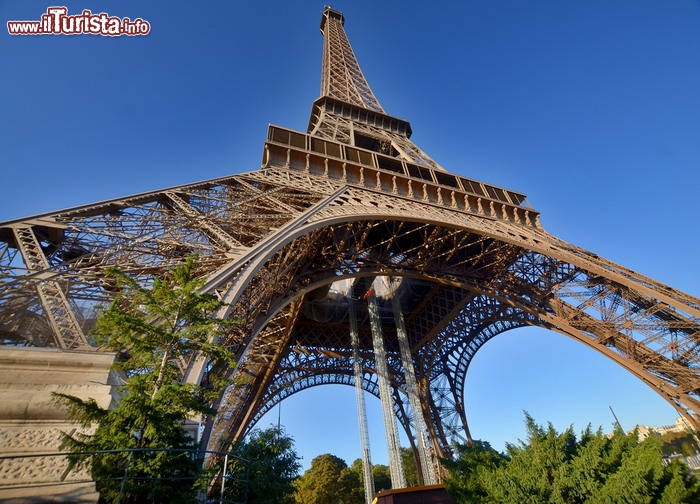Torre Eiffel, Parigi, Expo 1889 - L'esposizione Universale di Parigi, nel 1889, era stata fortemente voluta dalla Francia, per celebrare i 100 anni dalla Rivoluzione Francese. Il compito di soddisfare la "grandeur francaise" fu dato all'architetto Gustave Eiffel, che in poco più di due anni fece costruire questo gigante d'acciaio, alto 324 metri. Oggi è il simbolo incontrastato della città, una delle attrazioni più visitate al mondo, ma non tutti sanno che la torre stava per essere smantellata, al termine dell'Expo! - © meunierd / Shutterstock.com