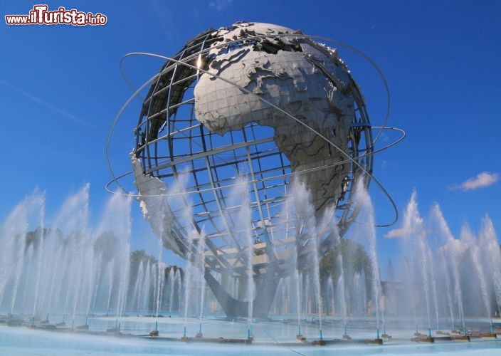 Unisphere , New York City, Expo 1964 - Mancavano ancora cinque anni per arrivare a quell'impronta lasciata sul suolo lunare. L'era spaziale però era già iniziata. A sottolinearlo la realizzazione dell'Unisphere, simbolo tema della New York World del 1964-1965. L'edificio in acciaio inossidabile si trova ancora nel Queens, nel sito originale di Flushing Meadows. Dodici piani coronati dal una sfera che rappresenta la terra a simboleggiare l'universo in espansione  - © Leonard Zhukovsky / Shutterstock.com 