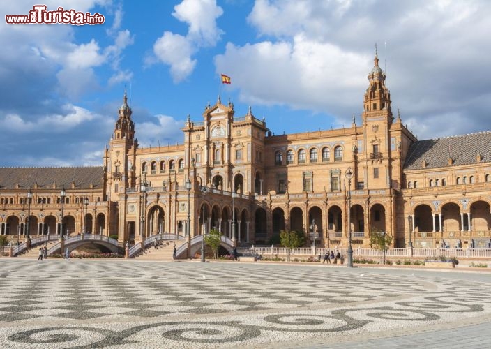 Plaza de Espana, Siviglia, Expo 1929 - Plaza de España a Siviglia è una delle eredità più interessanti fra le tante lasciate dalle esposizioni mondiali. In questo caso parliamo della esposizione Ibero-americana di Siviglia, i cui padiglioni sono stati per lo più trasformati nei consolati generali per i paesi che li hanno costruiti. La piazza venne progettata dall'architetto Annibale González, che fu anche direttore dell'Esposizione Iberoamericana del 1929. Per realizzarla, nella magnificenza dei suoi 50.000 metri quadrati vennero impiegati contemporaneamente più di mille operai - © Noradoa / Shutterstock.com