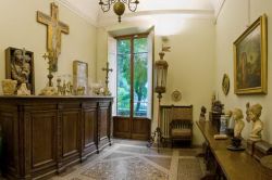 La visita della casa museo: dentro la Casa Museo Rodolfo Siviero di Firenze. Fotografia panoramica della stanza Johnson, con varie opere d'arte raccolte dall'agente segreto dell'Esercito ...