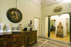 L'arredamento sella sala d'ingresso, lato giardino, di casa Museo Rodolfo Siviero a Firenze
