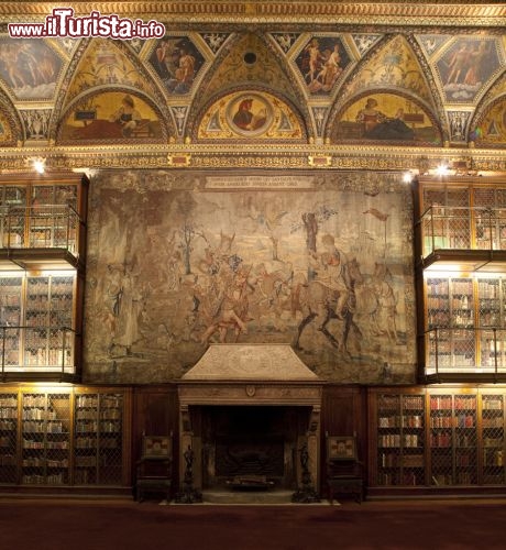 Immagine Interni della Morgan Library & Museum, New York City - Ad ospitare la biblioteca di Morgan è la più grande delle stanze di McKim che oltre a raccogliere l'importante collezione libraria vanta anche interessanti oepre d'arte fra cui spicca, alla parete, l'arazzo con il "Trionfo dell'avarizia" di Pieter Coecke van Aelst datato 1545.
