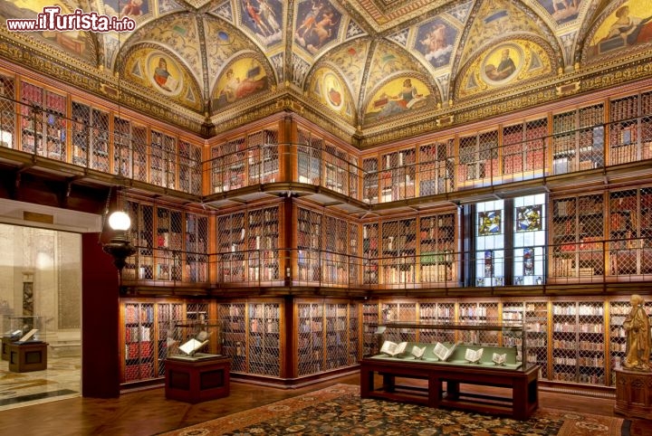 Immagine Morgan Library & Museum, New York City - Al 225 Madison Avenue di New York si trova questa splendida biblioteca nata come collezione privata del banchiere John Pierpont Morgan ospitata nell'edificio costruito dagli architetti McKim, Mead e White nel 1902. Dopo esssere stata trasformata in un'istituzione pubblica nel 1924, oggi è anche un importante museo che ospita al suo interno manoscritti, libri, sigilli antichi e disegni. In questa immagine è ritratta la biblioteca di Morgan che oltre ad ospitare volumi pregiati è impreziosita da un soffitto ligneo fiorentino che la rende un vero e proprio capolavoro artistico.