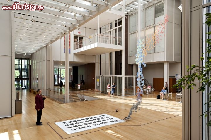 Immagine Nuovi locali della Morgan Library & Museum, New York City - Grazie agli interventi di ammodernamento realizzati tra il 2003 e il 2006 dall'italiano Renzo Piano, a cui si deve il più importante ampliamento dell'edificio, il complesso architettonico dispone di un grande ingresso formato da vetrate luminose da cui si può accedere alla Morgan Library, all'Annex Building e alla casa che fu della famiglia Morgan.