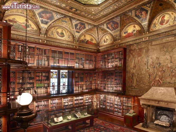 Immagine Manoscritti e libri alla Morgan Library & Museum, New York City - Libri d'Ore miniate con esemplari unici di Gian Galeazzo Visconti, Alessandro Farnese e Caterina di Kleve. Sono solo alcune delle importanti collezioni di manoscritti a cui si aggiungono tre copie della Bibbia di Gutenberg oltre che documenti moderni fra cui alcuni scritti da personaggi storici come Napoleone, Elisabetta I d'Inghilterra e Voltaire. Non mancano neppure spartiti musicali di Chopin, Verdi, Mozart, Strauss e Beethoven fra i tesori esposti alla Morgan Library di New York City.