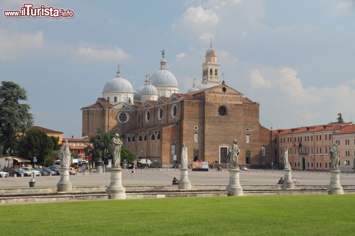 Immagine La grande chiesa dell'Abbazia di Santa Giustina fotografata da Prato della Valle, a Padova - © photobeginner / Shutterstock.com