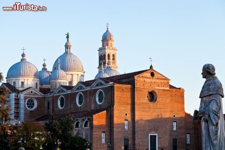 Immagine Tramonto a Padova: il colore caldo dei mattoni della facciata dell'Abbazia di Santa Giustina - © vvoe / Shutterstock.com