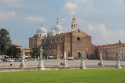 La grande chiesa dell'Abbazia di Santa Giustina fotografata da Prato della Valle, a Padova - © photobeginner / Shutterstock.com