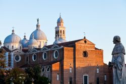 Tramonto a Padova: il colore caldo dei mattoni della facciata dell'Abbazia di Santa Giustina - © vvoe / Shutterstock.com