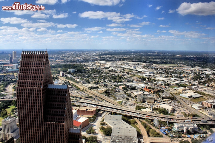 Immagine Fotografia del centro di Houston fotografato dalla Sky Lobby della JPMorgan Chase Tower, il più alto grattacielo cittadino - © Valentina Maietta / www.guendastravels.com