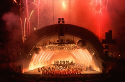 Concerto e fuochi artificiali che accendono lo scenario dell'Hollywood Bowl di Los Angeles - © American Spirit / Shutterstock.com 
