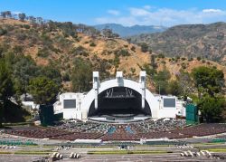 L'anfiteatro naturale da oltre 17.300 posti a sedere dell'Hollywood Bowl,  a Los Angeles. Sullo sfondo la scritta dell'Hollywood Sign, il simbolo del quartiere di L.A. - ...