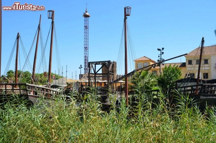 Immagine Le Caravelle e sullo sfondo una delle attrazioni del parco divertimenti di Isla Magica a Siviglia - © www.islamagica.es