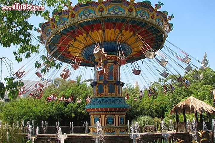 Immagine Una Giostra all'interno del parco divertimenti di Isla Magica a Siviglia - © www.islamagica.es