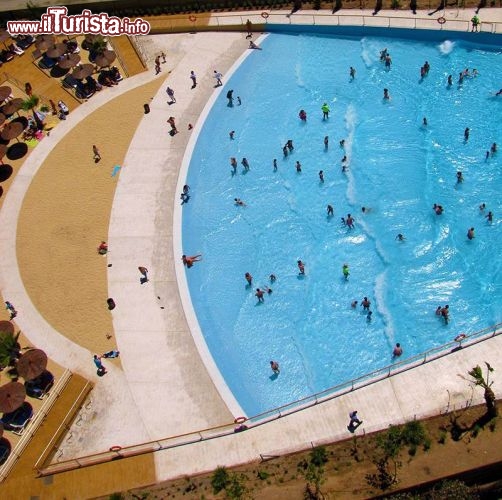Immagine La grande piscina con le onde del parco divertimenti di Siviglia, La Isla Magica - © www.islamagica.es