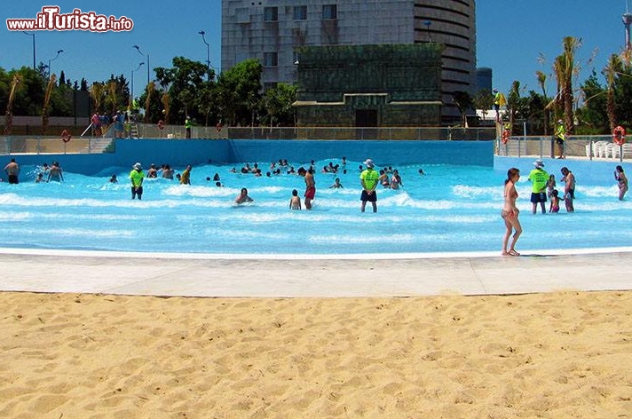 Immagine Piscina con le onde a Siviglia: siamo nel parco di La Isla Magica, nel settore di Agua Magica - © www.islamagica.es