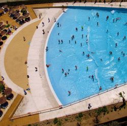 La grande piscina con le onde del parco divertimenti di Siviglia, La Isla Magica - © www.islamagica.es