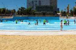 Piscina con le onde a Siviglia: siamo nel parco di La Isla Magica, nel settore di Agua Magica - © www.islamagica.es