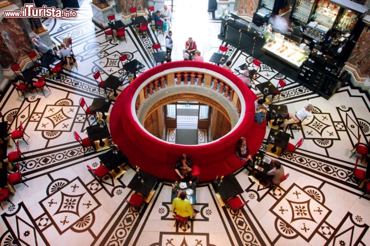 Immagine Un poco di ristoro dopo tanta arte: il bar secondo piano del museo Kunsthistorisches a Vienna - © Radiokafka / Shutterstock.com