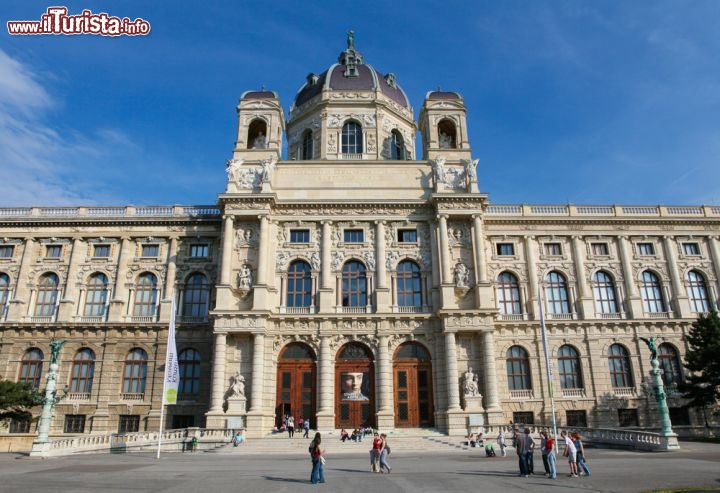 Immagine Ingresso monumentale del museo della storia dell'Arte a Vienna, il Kunsthistorisches Museum che si trova lungo il Ring della capitale austriaca - © jorisvo / Shutterstock.com