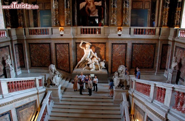 Immagine Scalinata all'interno del Kunsthistorisches Museum, il museo di storia dell'arte a Vienna - © Xuanlu Wang / Shutterstock.com