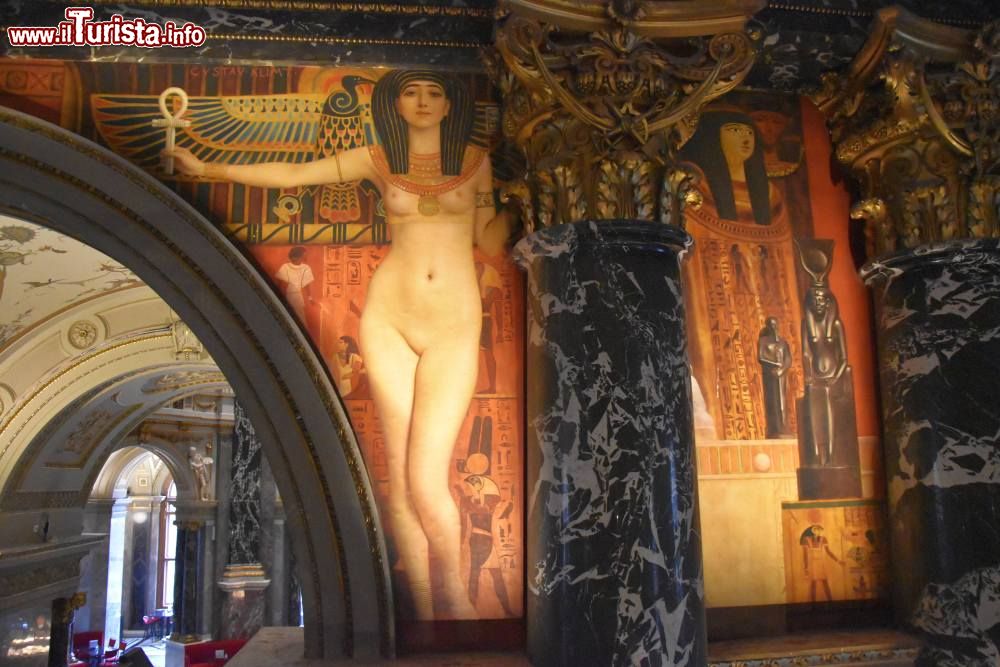 Immagine Gustav Klimt dipinse le arcate del grande scalone d'ingresso del Kunsthistorisches Museum di Vienna, ben visibili grazie all'installazione della Starway to Klimt che viene costruita in determinate ricorrenze.