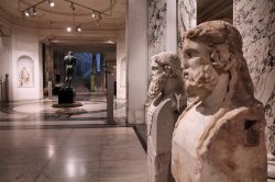 Dettaglio delle statue antiche esposte al Kunsthistorisches Museum di Vienna - © Tupungato / Shutterstock.com 