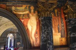 Gustav Klimt dipinse le arcate del grande scalone d'ingresso del Kunsthistorisches Museum di Vienna, ben visibili grazie all'installazione della Starway to Klimt che viene costruita ...