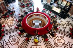 Un poco di ristoro dopo tanta arte: il bar secondo piano del museo Kunsthistorisches a Vienna - © Radiokafka / Shutterstock.com 