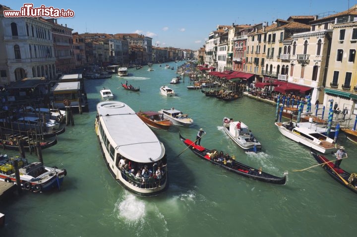 Immagine Panorama del Canal Grande fotografato dal Ponte di Rialto a Venezia - © lazyllama / Shutterstock.com