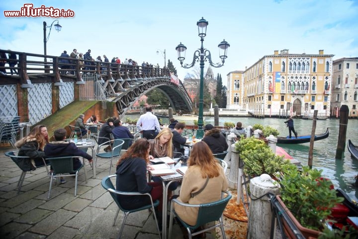 Immagine Ponte dell'Accademia: un caffè sulle rive del Canal Grande di Venezia - © Photoman29 / Shutterstock.com