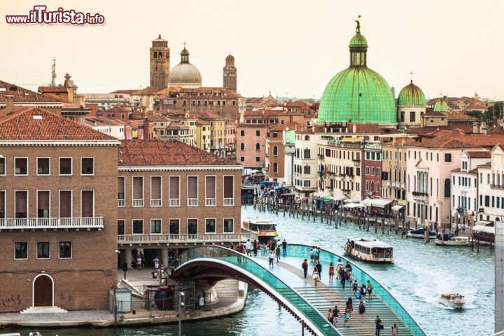 Immagine Il ponte della Costituzione, opera di Santiago Calatrava, si trova nella parte più occidentale del Canal Grande di Venezia - © Lukasz Janyst / Shutterstock.com