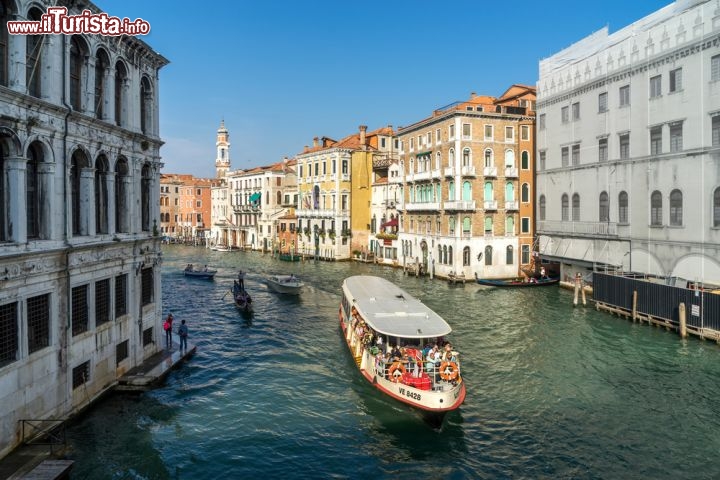 Immagine Vaporetto turistico percorre il Canal Grande di Venezia - © Philip Bird LRPS CPAGB / Shutterstock.com
