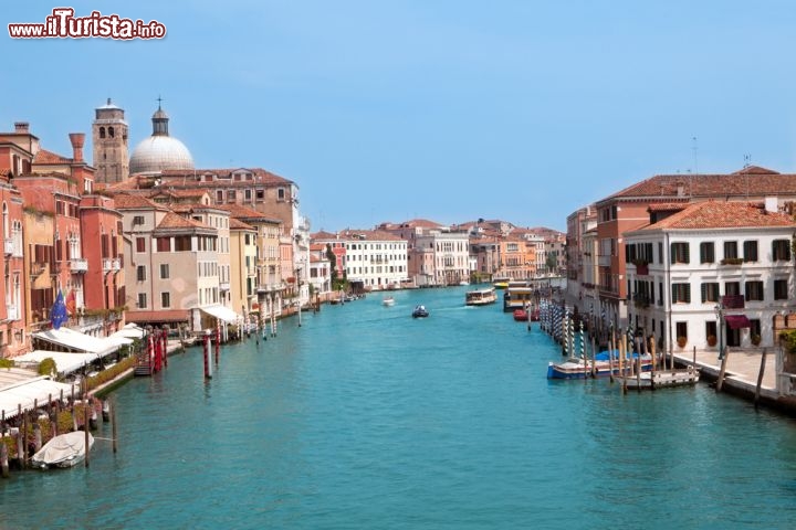 Immagine Venezia, la poesia del Canal Grande in un momento di calma  - © Remzi / Shutterstock.com