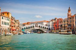 I colori di Venezia fotografati da un traghetto mentre percorre il Canal Grande - © S.Borisov / Shutterstock.com
