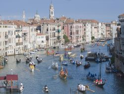 Regata storica nella magica cornice del Canal Grande di Venezia - © Massimo Petranzan / Shutterstock.com