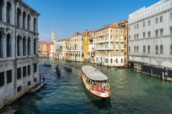 Vaporetto turistico percorre il Canal Grande ...