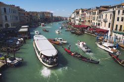 Panorama del Canal Grande fotografato dal Ponte di Rialto a Venezia - © lazyllama / Shutterstock.com