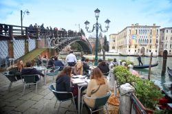 Ponte dell'Accademia: un caffè sulle rive del Canal Grande di Venezia - © Photoman29 / Shutterstock.com 