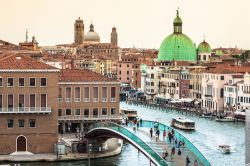 Il ponte della Costituzione, opera di Santiago Calatrava, si trova nella parte più occidentale del Canal Grande di Venezia - © Lukasz Janyst / Shutterstock.com 