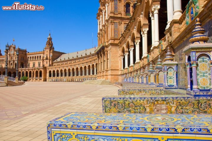 Immagine Le ceramiche e l'inconfondibile panorama scenografico della piazza. Da ricordare che il portico di Plaza de Espana a Siviglia (Andalusia) è stato utilizzato per girare alcune scene di Star Wars, più esattamente dell'episodio "L'attacco dei cloni" - © Neirfy / Shutterstock.com