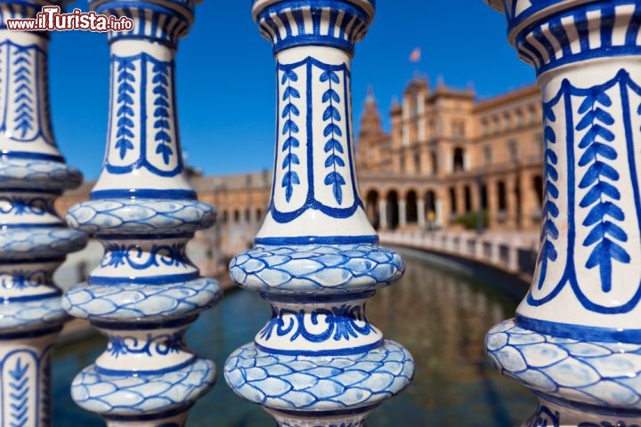 Immagine Dettaglio di una balaustra  in ceramica, stile Azulejos. La Plaza de Espana a Siviglia venne costruita su progetto dell'architetto Annibale González, in occasione di una Expom quella dell' Esposizione Iberoamericana del 1929-1930 - © dvoevnore / Shutterstock.com