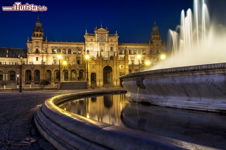 Immagine La grande fontana al centro del semicerchio: siamo a Plaza de Espana a Siviglia, ripresa in una bella fotografia serale - © Fesus Robert / Shutterstock.com