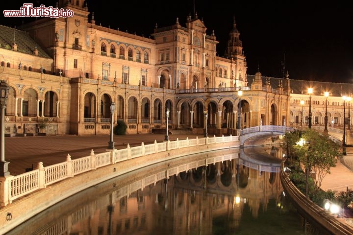 Immagine Fotografia notturna dell'edifico princicipale. A Siviglia in estate Piazza di Spagna è aperta fino alla mezzanotte, ed un classico luogo dove trascorrere una serata magica nella capitale dell'Andalusia - © Lukasz Janyst / Shutterstock.com