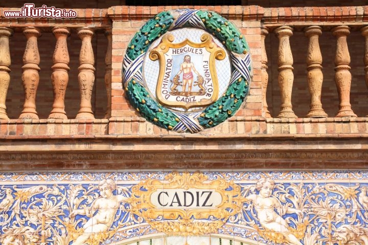 Immagine Particolare delle ceramiche dedicate alla provincia di Cadice in Plaza de Espana a Siviglia - © Tupungato / Shutterstock.com