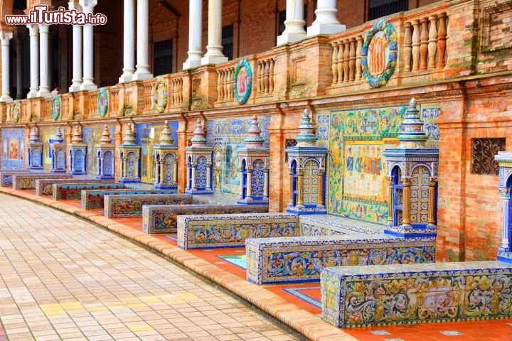 Immagine Dettaglio dei banchi ricoperti da coloratissime formelle ceramiche. La loro disposizione serve per presentare le 48 diverde province della Spagna. Le ceramiche di Plaza de Espana danno occasione per delle foto particolari - © Tupungato / Shutterstock.com