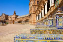 Le ceramiche e l'inconfondibile panorama scenografico della piazza. Da ricordare che il portico di Plaza de Espana a Siviglia (Andalusia) è stato utilizzato per girare alcune scene ...