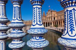 Dettaglio di una balaustra  in ceramica, stile Azulejos. La Plaza de Espana a Siviglia venne costruita su progetto dell'architetto Annibale González, in occasione di una Expom ...