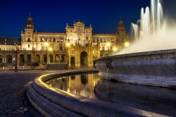 La grande fontana al centro del semicerchio: siamo a Plaza de Espana a Siviglia, ripresa in una bella fotografia serale - © Fesus Robert / Shutterstock.com
